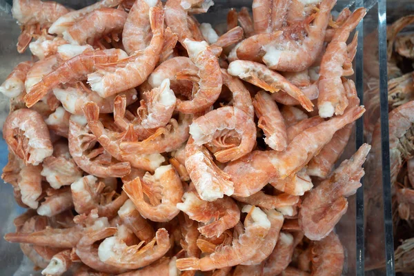 Camarones Congelados Rosados Con Hielo Supermercado Una Tienda Pescado Mariscos —  Fotos de Stock