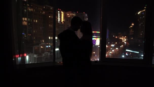 Pareja romántica pasar tiempo juntos en casa por la noche. Los amantes se reúnen en secreto en el hotel por la noche. La chica besa al hombre y se quita la chaqueta. Día de San Valentín concepto de celebración. — Vídeo de stock