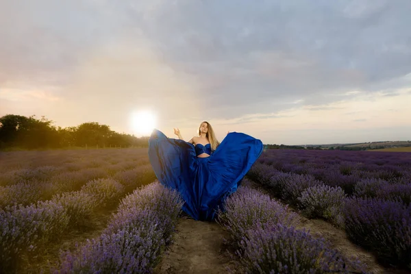 法国普罗旺斯迷人的年轻女子在开花的薰衣草地里 背景是黎明时分 漂亮的女士穿着华丽的衣服 复制空间 — 图库照片