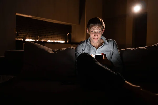 Интернет Зависимость Онлайн Шопинг Ночью Молодой Белый Мужчина Дома Мобильным — стоковое фото