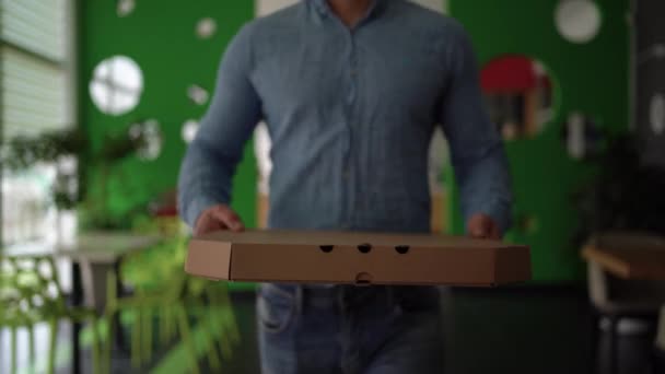 男のクローズアップは、ピザボックスを運ぶ。食べ物の概念を. — ストック動画