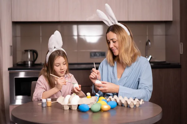 Mother Daughter Paint Easter Eggs Home Kitchen Happy Family Preparing — Stok fotoğraf