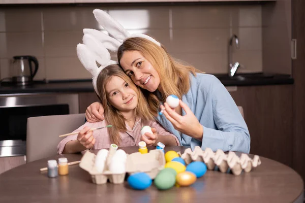 Mom Daughter Paint Eggs Easter Sit Enjoy Colors Woman Child — Stok fotoğraf