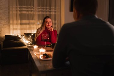 İki kişilik romantik bir akşam yemeği, sevgililer günü kutlaması, mum ışığında akşam yemeği, erkek ve kadının şarapla randevusu, sevgililer günü kutlaması konsepti
