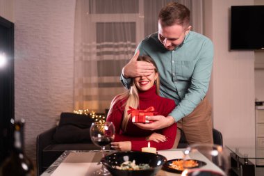 Romantik randevu, iki kişilik sevgililer günü ziyafeti tatil için sürpriz hediye ya da bir kadının doğum günü, romantik ilişki konsepti.