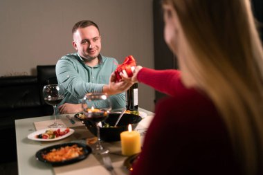 İki aşık evde yemek yer, bir kadın bir erkeğe yıldönümü ya da sevgililer günü için sürpriz bir hediye verir, evlilik yıldönümü kutlaması, romantik bir randevu ve sevgilisinin hediyesi