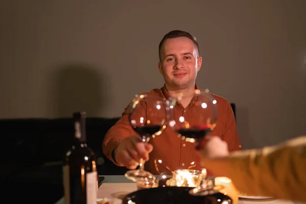 Festeggiamo Concetto San Valentino Ritratto Bell Uomo Con Bicchiere Vino — Foto Stock