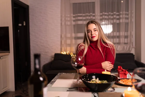 Jonge Dame Eenzaam Dineren Thuis Met Wijn Dating Online Valentijnsdag — Stockfoto