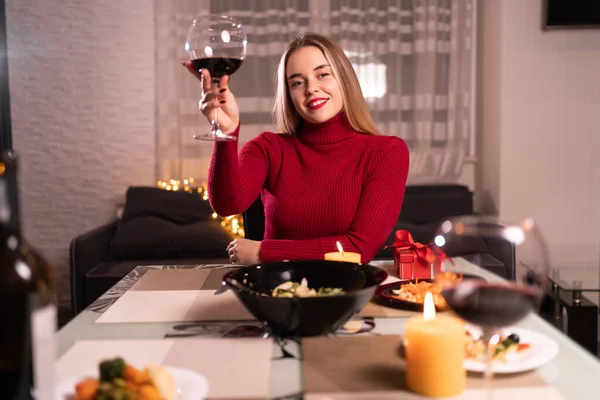 Mooie Vrouw Thuis Romantisch Diner Wijn Glas Rood Online Date — Stockfoto