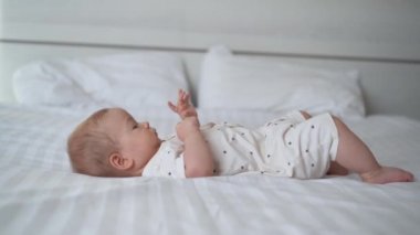 Genç bir anne yeni doğmuş bebeğini kucağında tutuyor. Emziren bir çocuğun annesi. Aile evde. Mutlu bir anne ve çocuğun portresi..