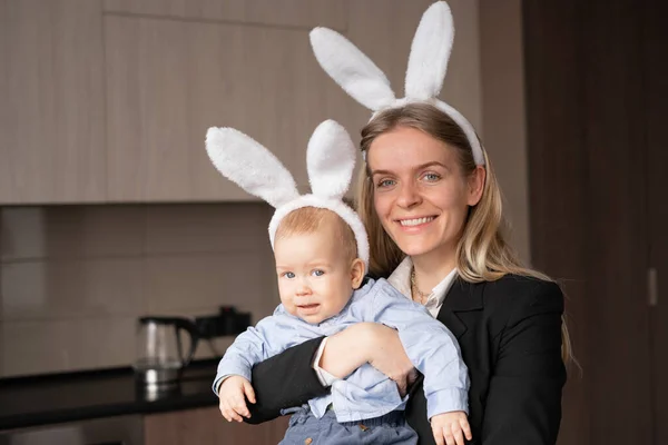 Osterfeier Hause Frau Mit Kleinem Sohn Mutter Und Baby Mit — Stockfoto