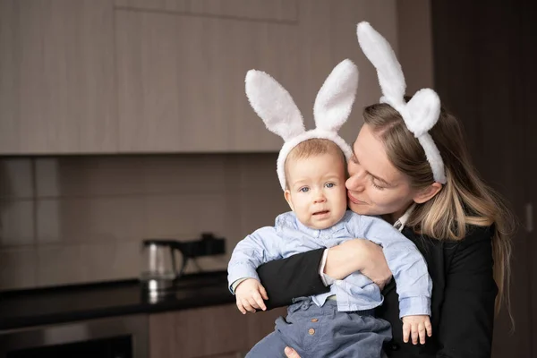 Glückliche Familienmutter Und Baby Mit Hasenohren Fürsorgliche Mutter Mit Kleinem — Stockfoto