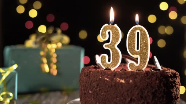 Vela de cumpleaños número treinta y nueve en un pastel dulce en la mesa, cumpleaños 39. Fuego del encendedor, apague la vela navideña. — Vídeos de Stock