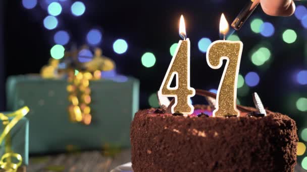 Νούμερο 47 κερί γενεθλίων σε γλυκό κέικ στο τραπέζι, 47α γενέθλια. Φωτιά από τον αναπτήρα, σβήσε το χριστουγεννιάτικο κερί. — Αρχείο Βίντεο