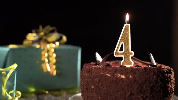 Gâteau d'anniversaire bougie dorée numéro 4 quatre feu d'un briquet soufflant les bougies. Espace de copie sur le côté gauche de l'écran. — Video