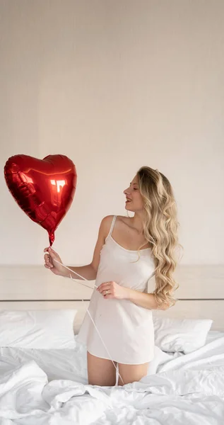 Valentine Chica Bonita Con Retrato Globo Rojo Hermosa Joven Feliz — Foto de Stock