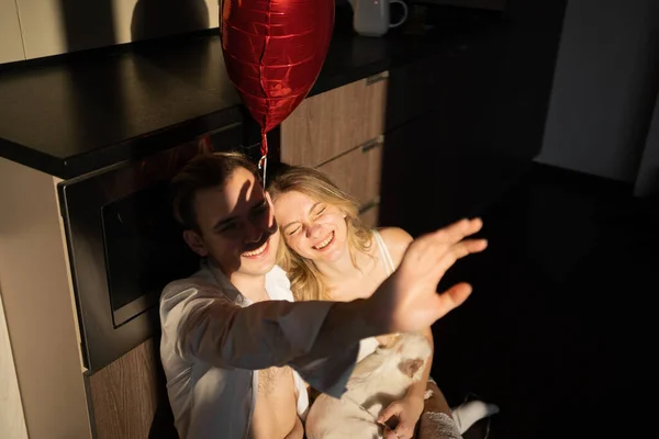 Szczęśliwa Para Zakochanych Mężczyzn Kobiet Rano Promieniach Słońca Trzymają Rękach — Zdjęcie stockowe