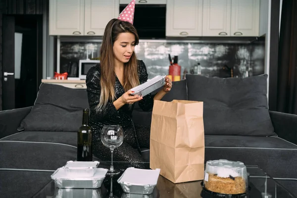 Celebración Cumpleaños Casa Una Mujer Pidió Comida Línea Desempaqueta Paquete — Foto de Stock