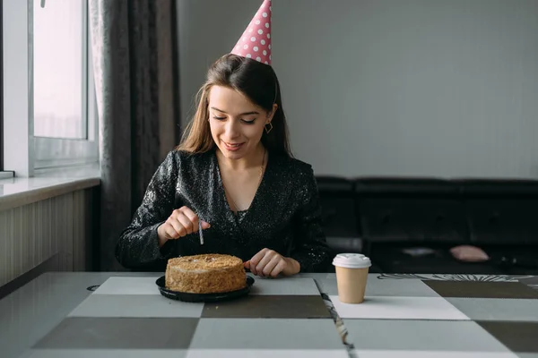 Kaukázusi Fiatal Otthon Ünnepli Születésnapját Gyertyát Tesz Tortába Lány Asztalnál — Stock Fotó