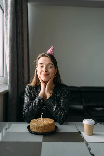 Szczęśliwy Biały Młoda Kobieta Świętuje Urodziny Domu Dziewczyna Siedzi Przy — Zdjęcie stockowe