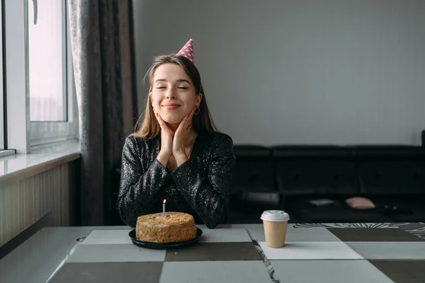 Cumpleaños Casa Joven Mujer Feliz Con Pastel Mesa Muchacha Con — Foto de Stock