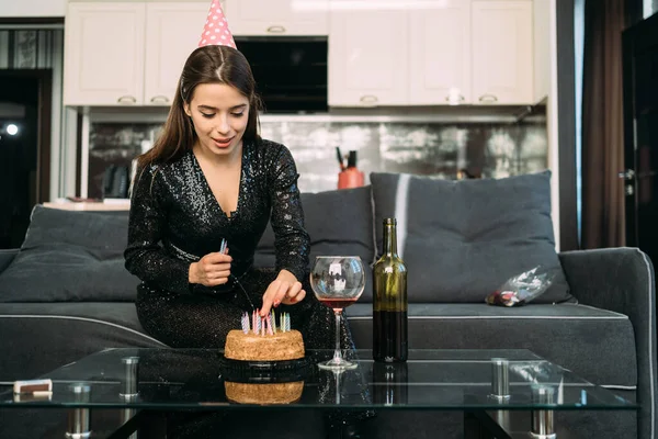 Молодая Женщина Кладет Свечи Торт Подготовка Дню Рождения Дома Празднование — стоковое фото