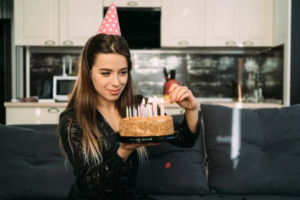 Молода Біла Жінка Запалює Свічки Торт Святкування Вдома Десерт Свічками — стокове фото