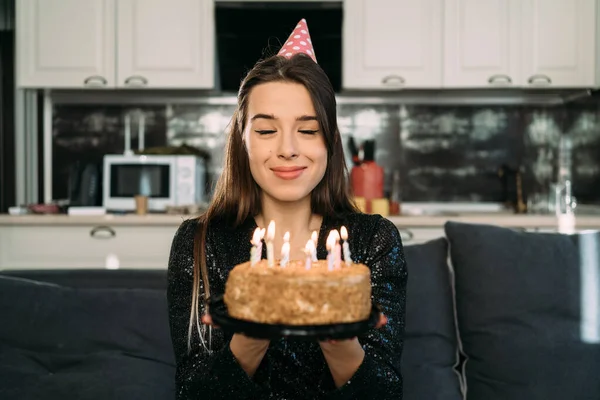 Feliz Cumpleaños Retrato Una Chica Caucásica Con Pastel Velas Una — Foto de Stock