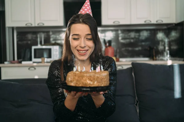 Ünnepelni Születésnapot Otthon Egy Kalapban Szülinapi Tortával Gyertyákkal Egy Boldog — Stock Fotó