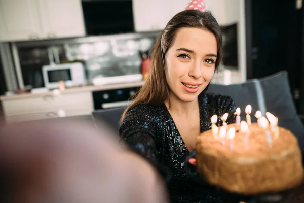 Szczęśliwa Blogerka Filmująca Się Przed Kamerą Urodziny Biała Brunetka Ciastem — Zdjęcie stockowe