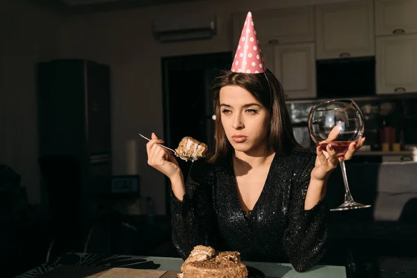 Szomorú Születésnapi Party Otthon Fiatal Eszik Tortát Bort Ünnepli Évforduló — Stock Fotó