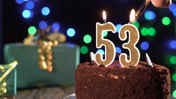 Bougie d'anniversaire numéro 53 sur un gâteau sucré sur la table, 53ème anniversaire. Feu du briquet, éteindre la bougie de vacances. — Video