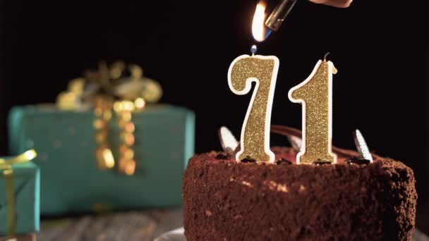 Narozeninová svíčka číslo sedmdesát jedna na sladkém dortu na stole, 71. narozeniny. Oheň ze zapalovače, sfoukni sváteční svíčku. — Stock video