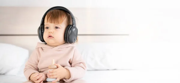 Милая Девочка Дошкольного Возраста Слушать Музыку Наушниках Звук Детей Счастливая — стоковое фото