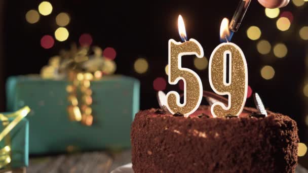 Candela di compleanno numero cinquantanove su una torta dolce sul tavolo, 59esimo compleanno. Fuoco dall'accendino, spegnete la candela natalizia. — Video Stock