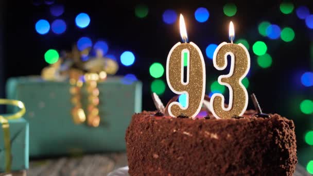 Födelsedagsljus nummer nittiotre på en söt tårta på bordet, 93:e födelsedag. Eld från tändaren, blåsa ut julljuset. — Stockvideo