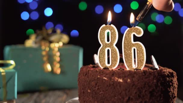 Nummer åttiosex födelsedagsljus på söt tårta på bordet, 86th födelsedag. Eld från tändaren, blåsa ut julljuset. — Stockvideo