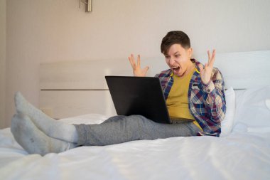 Hüsrana uğramış, sinir bozucu bir adam evinde oturmuş bilgisayarını kullanıyor, bozuk dizüstü bilgisayarına bakıyor. Öfke ve öfke hissediyor. Endişeli adamın şifre doğrulama ya da konsept ile ilgili sorunları var. Boşluğu kopyala.