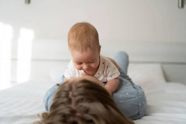 Lykkelig Mor Sovende Baby Ligger Sengen Hjemme Baby Oppå Mors – stockfoto