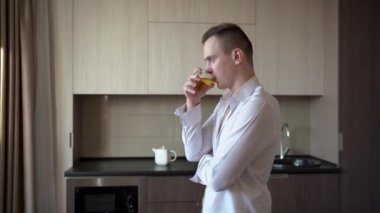 Genç ve sevecen bir eş, sevgililer gününde ya da doğum gününde kocasına sürpriz yapar. Onu tebrik eder ve bir hediye verir. Sabahları mutfakta kahvaltı eder.