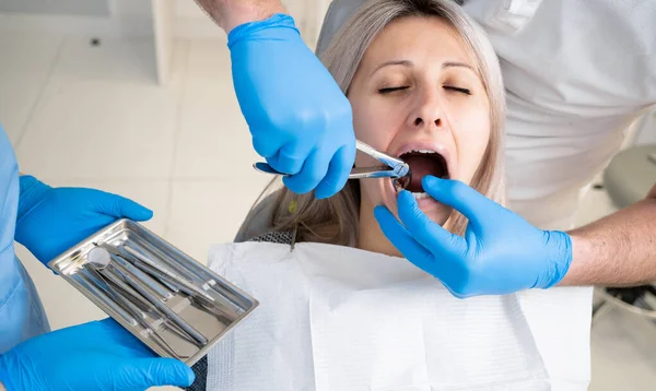 Zbliżenie Ust Biednej Dziewczyny Śliniaczka Pacjenta Klinice Stomatologicznej Dentystka Niebieskich — Zdjęcie stockowe