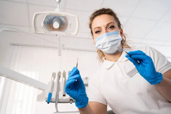 Samotna Dentystka Trzymająca Instrumenty Dentystyczne Patrząca Kamerę Osobisty Lub Cierpliwy — Zdjęcie stockowe