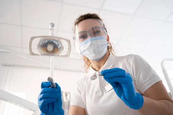 Samotna Dentystka Trzymająca Instrumenty Dentystyczne Patrząca Kamerę Osobisty Lub Cierpliwy — Zdjęcie stockowe