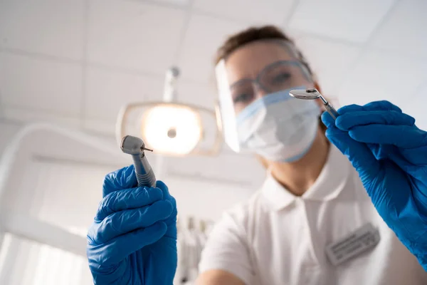 Solo Dentista Tiene Mano Strumenti Dentali Guarda Telecamera Punto Vista — Foto Stock