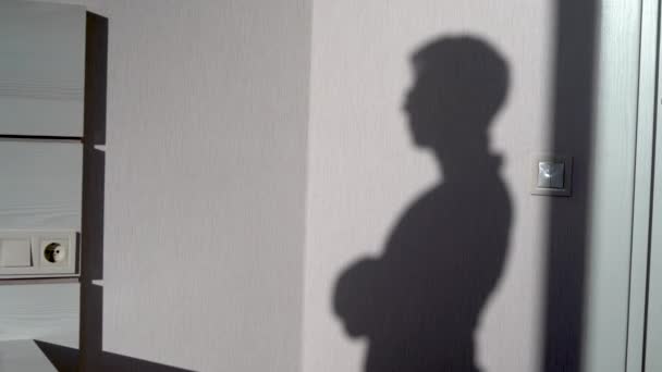 Тень человека, снимающего очки на белой стене в офисе на фоне квадратного интерьера, дома-призрака — стоковое видео