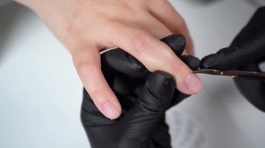 Makasla tırnak etlerini kesme, kuaförde manikür kesme, kuaförde adım adım manikür yapma, jel için tırnaklar hazırlama.