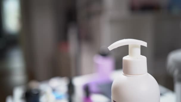 Salon håndpleje, manicurist hænder tager creme til ansøgning, søm pleje og hud sundhed – Stock-video