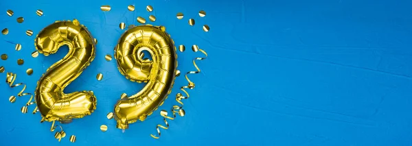 Guldfolieballong Nummer Födelsedag Eller Jubileumskort Med Inskriptionen Blå Betong Bakgrund — Stockfoto