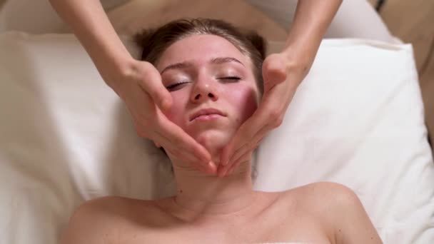 स्पा चेहरा मालिश. सौंदर्य स्पा मध्ये चेहर्याचा मालिश. कॉस्मेटिक प्रक्रिया. शरीर काळजी, त्वचा काळजी, कल्याण, कल्याण, सौंदर्य उपचार संकल्पना . — स्टॉक व्हिडिओ