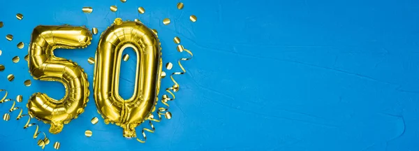 Nummer Femtio Guldfolieballong Födelsedag Eller Jubileumskort Med Inskriptionen Blå Betong — Stockfoto